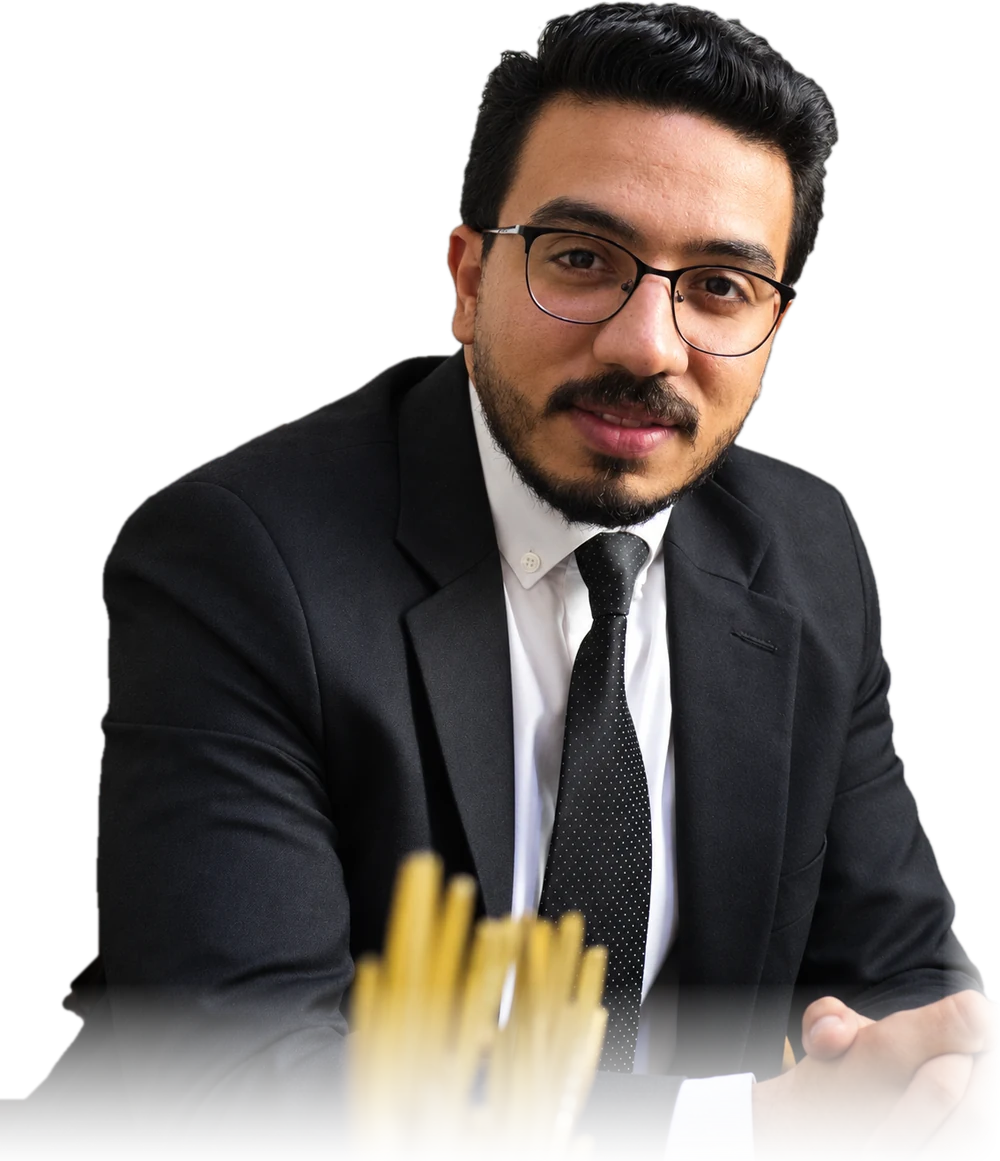 المستشار جمال عبدالناصر صادق في مكتبه