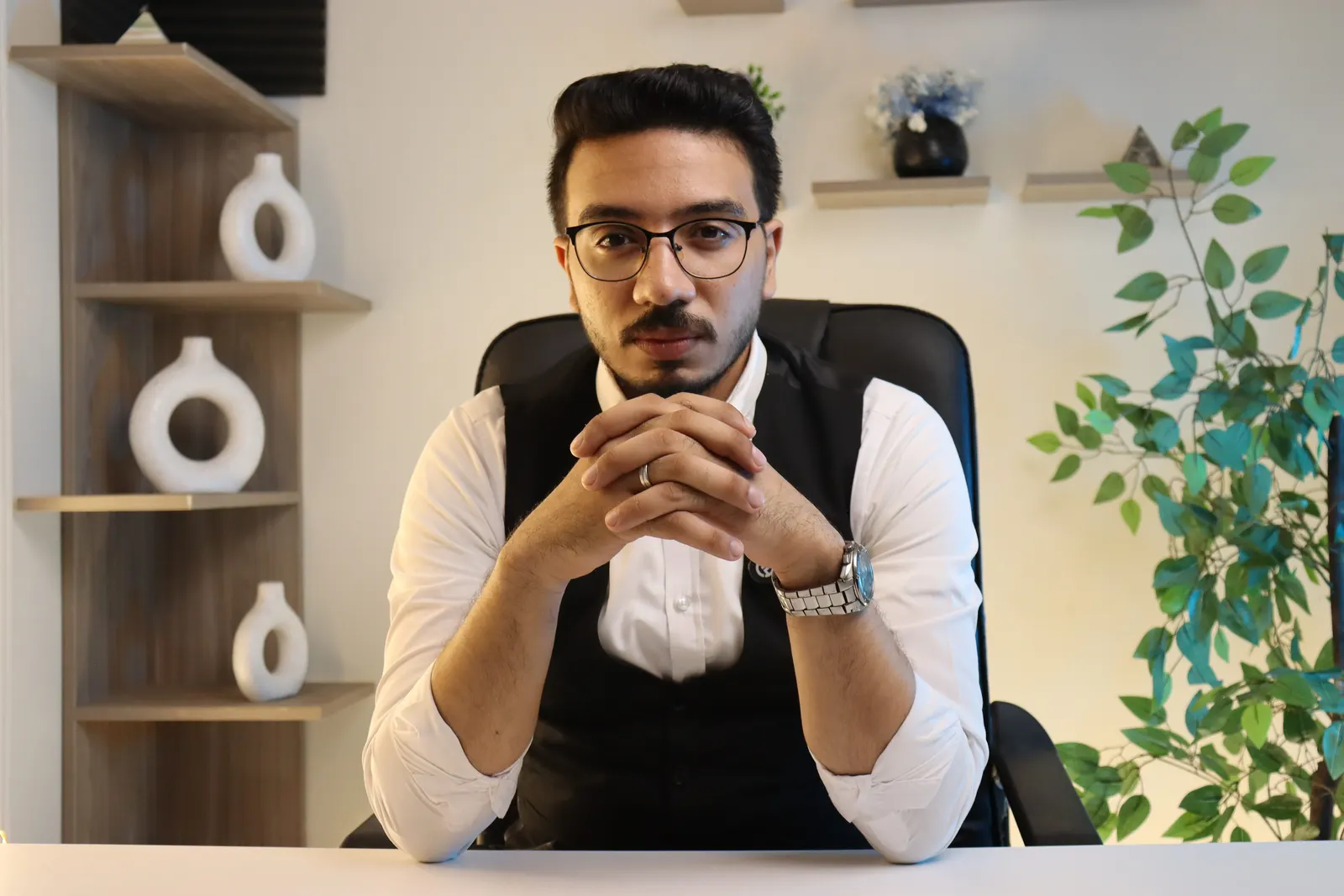 المستشار جمال عبدالناصر صادق في مكتبه